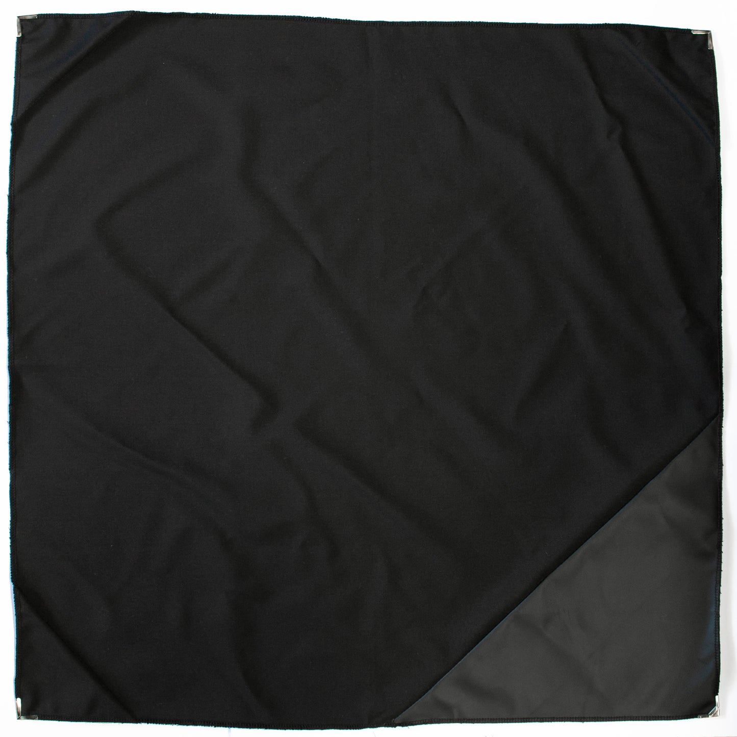 Pañuelo Negro Liso con Esquinas Metálicas