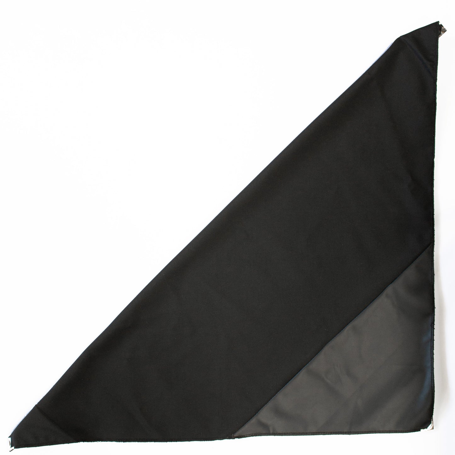 Pañuelo Negro Liso con Esquinas Metálicas