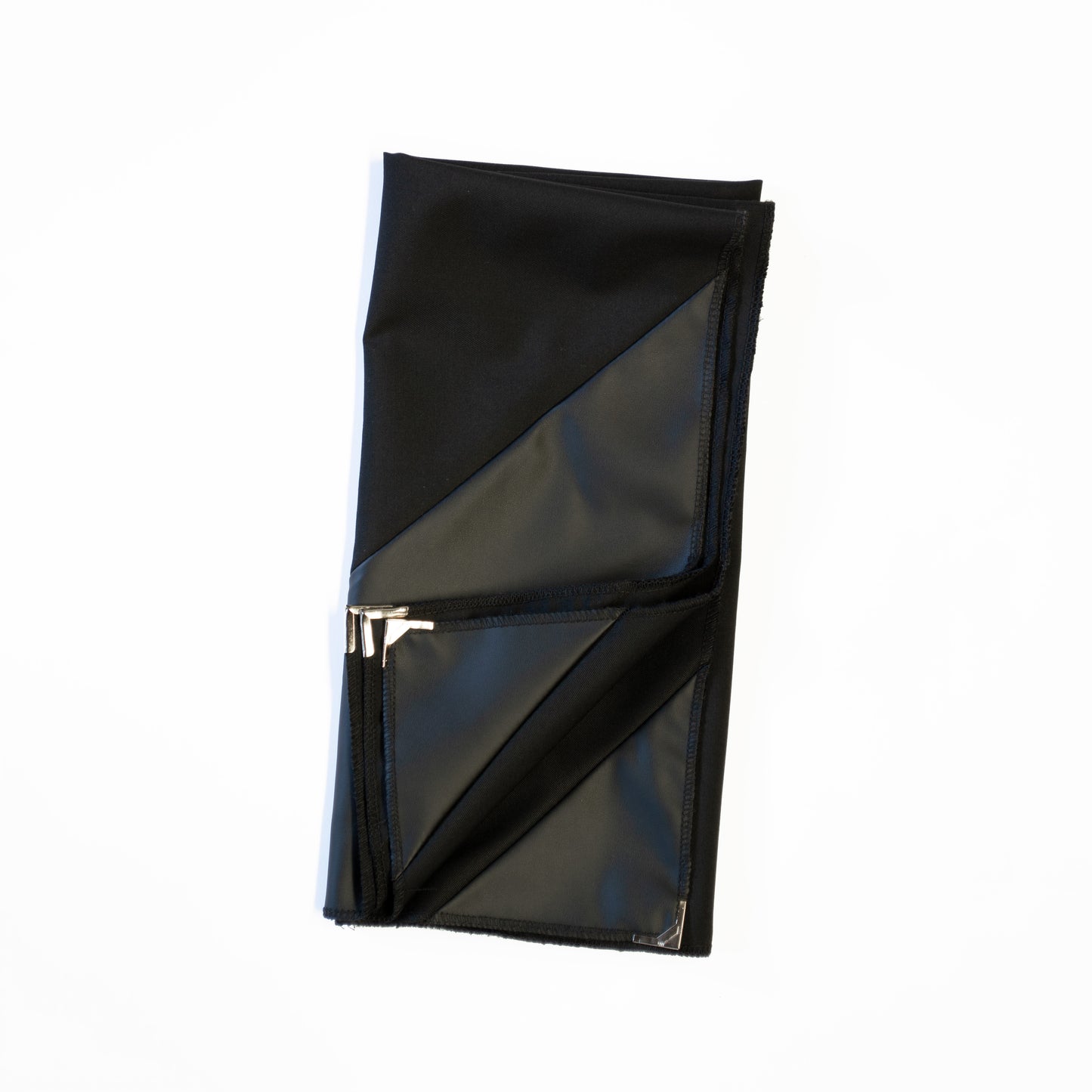 Pañuelo Negro Liso con Esquinas Metálicas